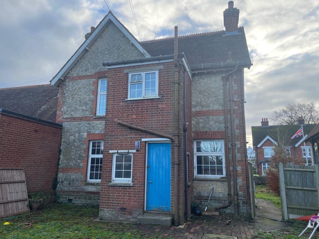Lot: 64 - ATTRACTIVE THREE-BEDROOM HOUSE FOR IMPROVEMENT - rear of property with side gate